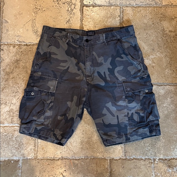 Levi's Camouflage Cargo Shorts - Picture 1 of 8